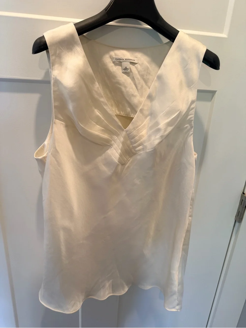 Banana Republic Ivory Pleated V Neck Sleeveless Blouse Top Size 12